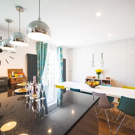 Luxury 4 Bed, 3 Bathroom, Pet Friendly Villa, Sleeps 8, With Hot Tub In Trearddur Bay Exterior photo