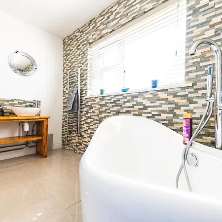 Luxury 4 Bed, 3 Bathroom, Pet Friendly Villa, Sleeps 8, With Hot Tub In Trearddur Bay Exterior photo