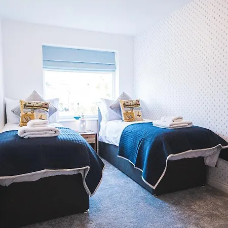 Luxury 4 Bed, 3 Bathroom, Pet Friendly Villa, Sleeps 8, With Hot Tub In Trearddur Bay Exterior photo