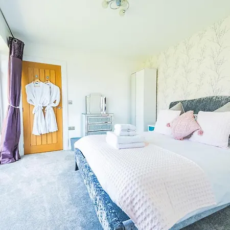 Luxury 4 Bed, 3 Bathroom, Pet Friendly Villa, Sleeps 8, With Hot Tub In Trearddur Bay Exterior photo