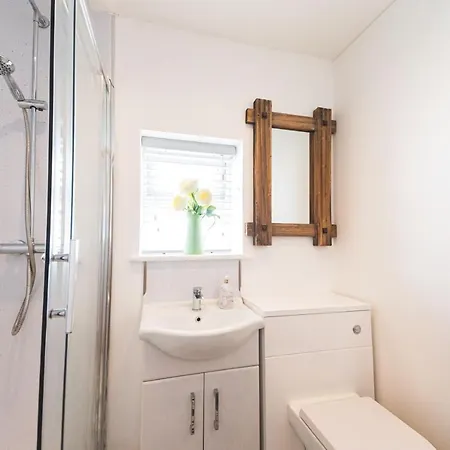 Luxury 4 Bed, 3 Bathroom, Pet Friendly Villa, Sleeps 8, With Hot Tub In Trearddur Bay Exterior photo