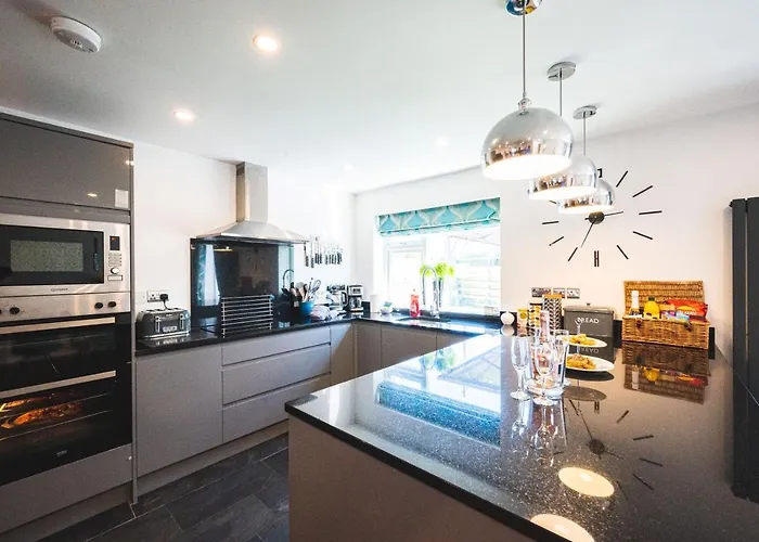Luxury 4 Bed, 3 Bathroom, Pet Friendly Villa, Sleeps 8, With Hot Tub In Trearddur Bay