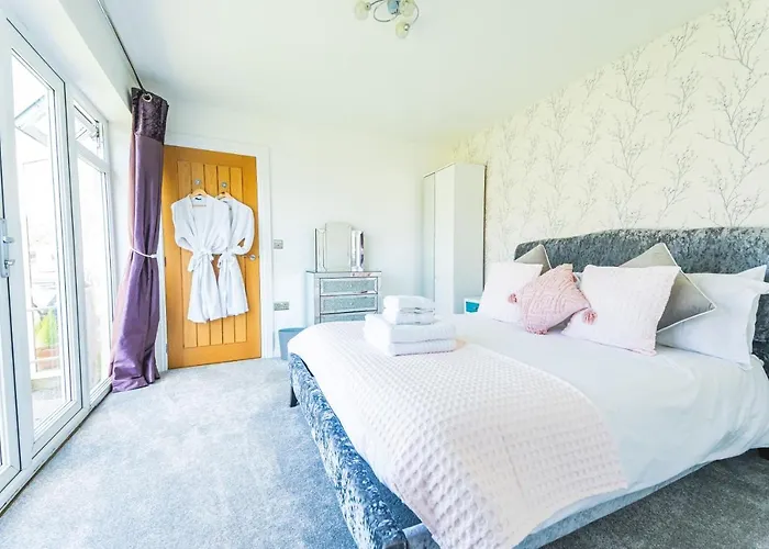 Luxury 4 Bed, 3 Bathroom, Pet Friendly Villa, Sleeps 8, With Hot Tub In Trearddur Bay