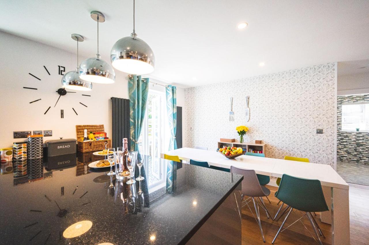 Villa Luxury 4 Bed, 3 Bathroom, Pet Friendly Villa, Sleeps 8, With Hot Tub In Bay Trearddur