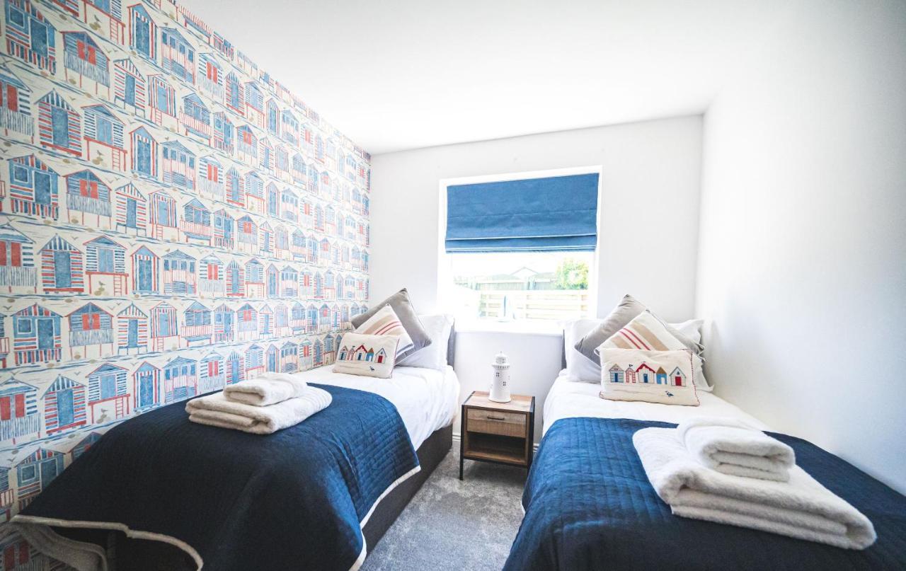 Villa Luxury 4 Bed, 3 Bathroom, Pet Friendly Villa, Sleeps 8, With Hot Tub In Bay