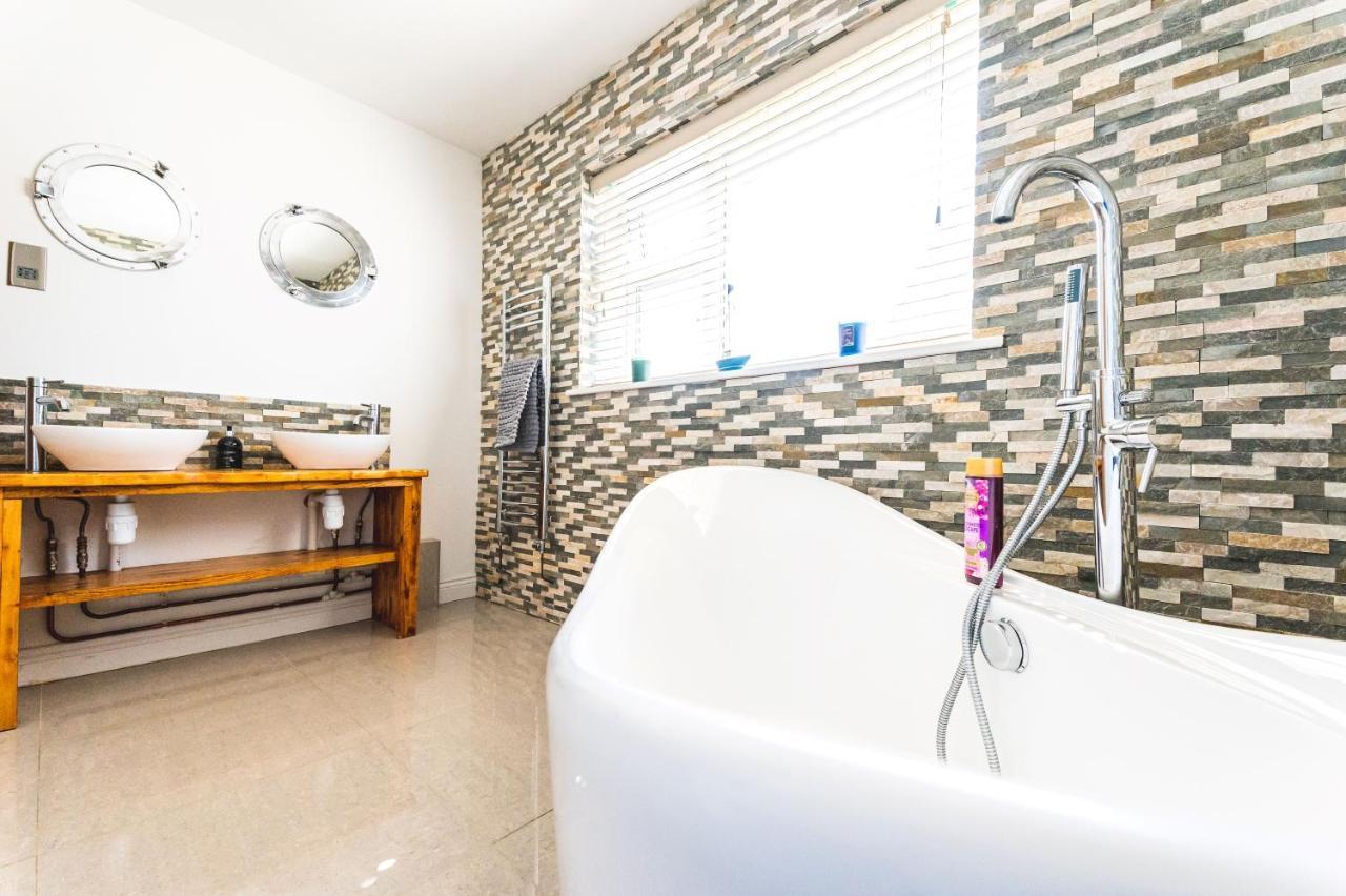 Luxury 4 Bed, 3 Bathroom, Pet Friendly Villa, Sleeps 8, With Hot Tub In Bay Trearddur