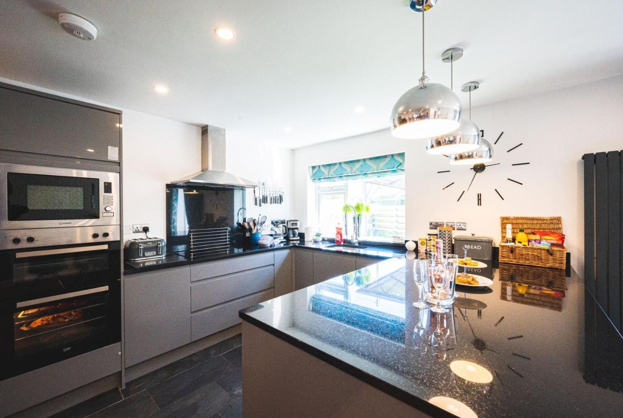 Villa Luxury 4 Bed, 3 Bathroom, Pet Friendly Villa, Sleeps 8, With Hot Tub In Bay