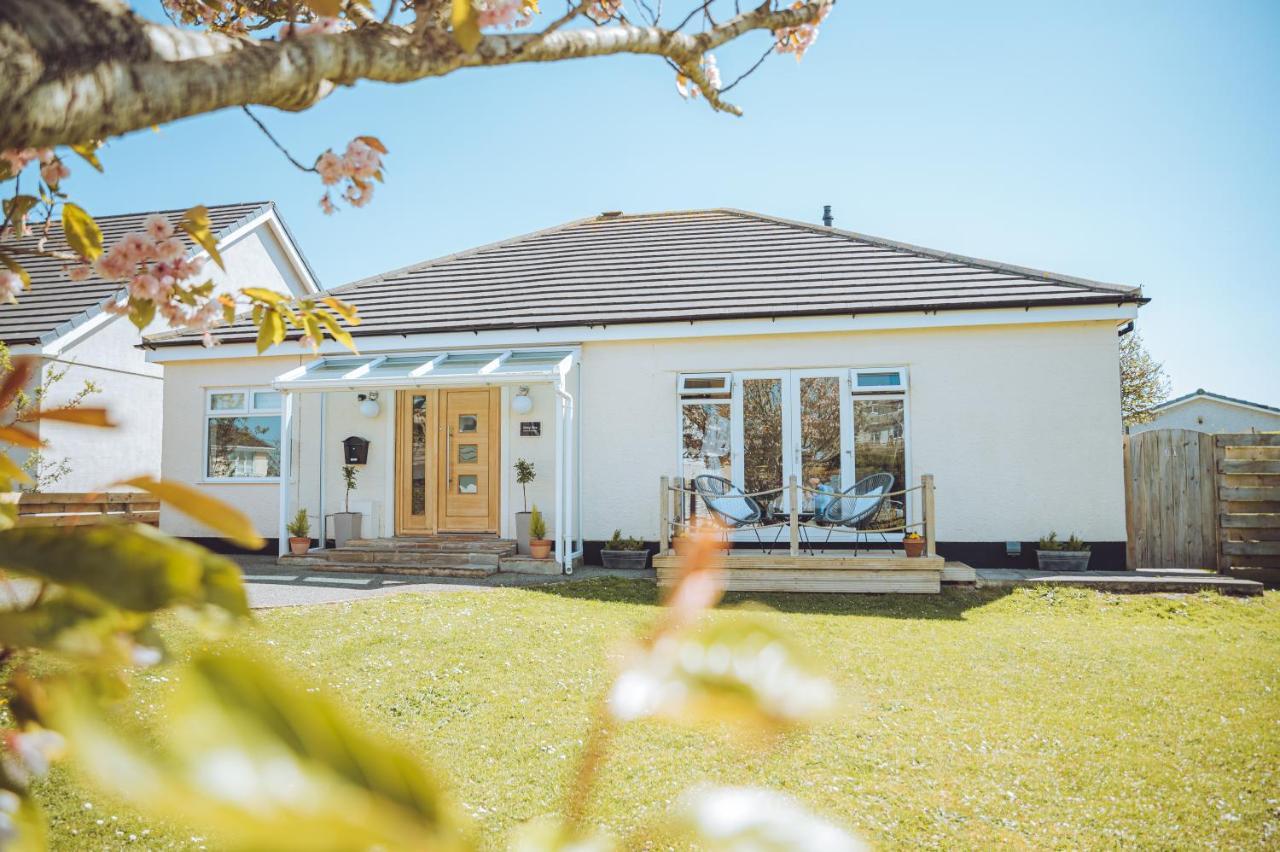 Luxury 4 Bed, 3 Bathroom, Pet Friendly Villa, Sleeps 8, With Hot Tub In Bay Trearddur