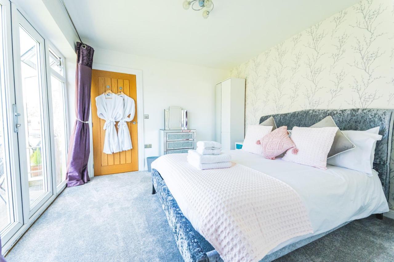 Villa Luxury 4 Bed, 3 Bathroom, Pet Friendly Villa, Sleeps 8, With Hot Tub In Bay Trearddur