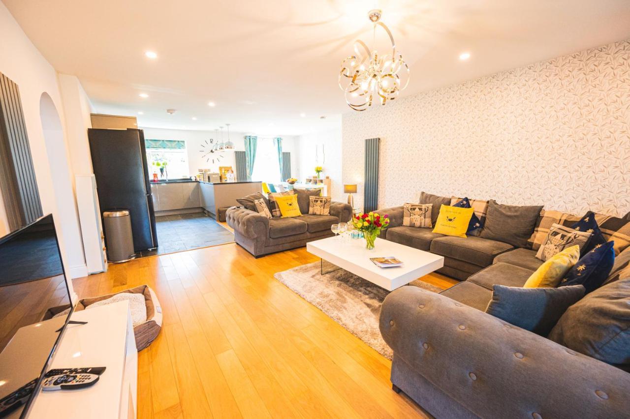 Luxury 4 Bed, 3 Bathroom, Pet Friendly Villa, Sleeps 8, With Hot Tub In Bay Villa Trearddur